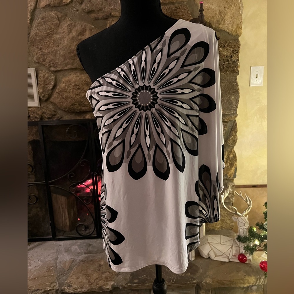 Heart & Soul one shoulder top